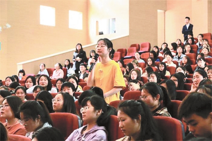 图为九江学院学生积极提问.